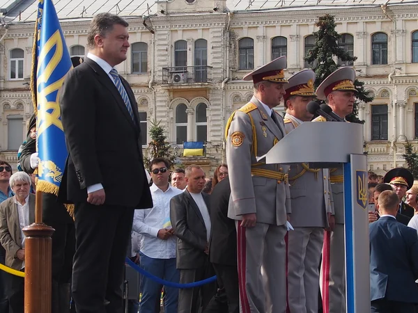 Président Petro Porochenko pendant le défilé — Photo