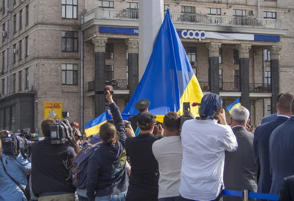 A Ascensão da Bandeira do Estado da Ucrânia — Fotografia de Stock