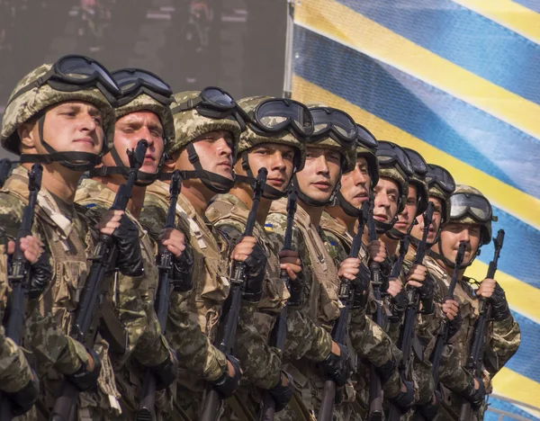 Kiev militaire parade ter gelegenheid van de dag van de onafhankelijkheid — Stockfoto