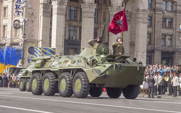 Militära fordon i självständighetsdagen paraden — Stockfoto