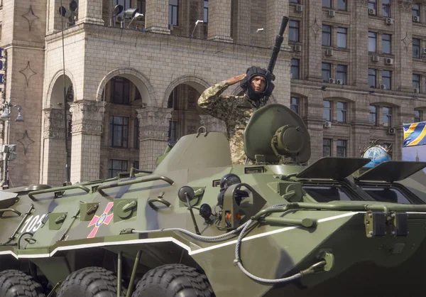 Vehículos militares en el desfile del Día de la Independencia — Foto de Stock