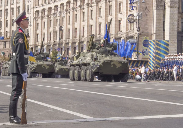 Военный транспорт на параде в честь Дня независимости — стоковое фото