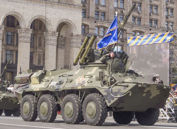 Militära fordon i självständighetsdagen paraden — Stockfoto