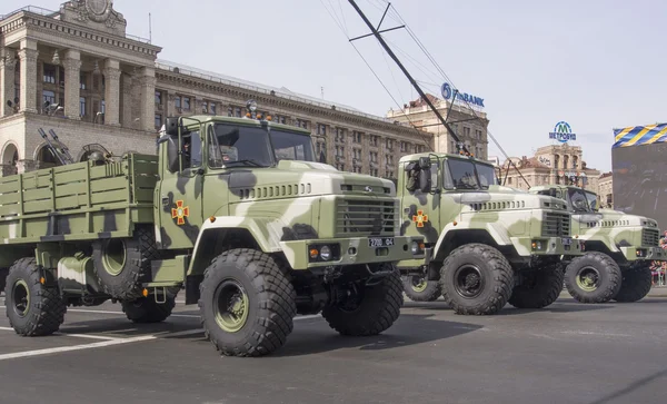 Vehículos militares en el desfile del Día de la Independencia — Foto de Stock