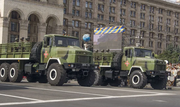 Military vehicles in the Independence Day parade — Stock Photo, Image