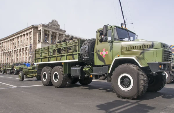 Military vehicles in the Independence Day parade — Stock Photo, Image