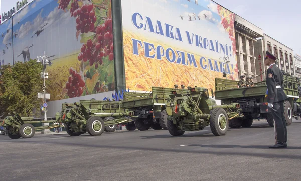 Veículos militares no desfile do Dia da Independência — Fotografia de Stock