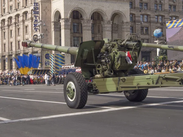 Militära fordon i självständighetsdagen paraden — Stockfoto