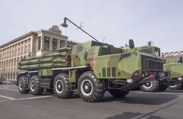 Military vehicles in the Independence Day parade — Stock Photo, Image