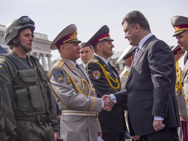 El presidente Poroshenko saluda a los militares —  Fotos de Stock