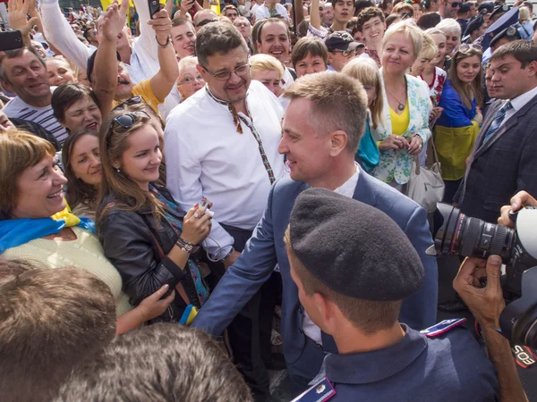 Valentyn nalyvaychenko třese rukou průvod diváků — Stock fotografie