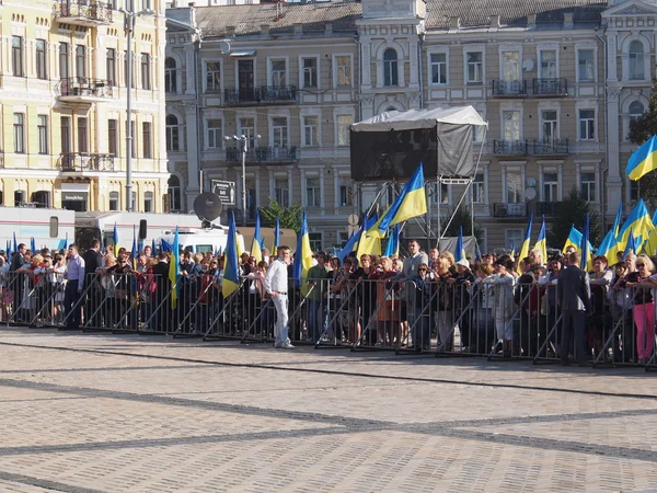 Официальная церемония поднятия флага в честь Дня флага Украины — стоковое фото