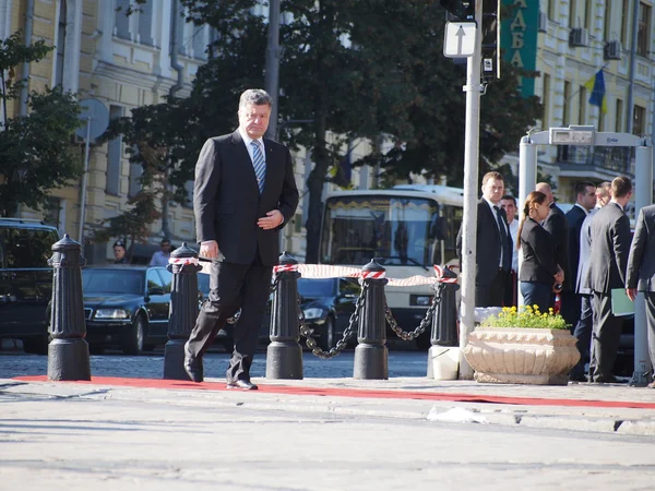 De Voorzitter petro poroshenko ter ere van de dag van de vlag van Oekraïne — Stockfoto