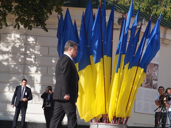 De Voorzitter petro poroshenko ter ere van de dag van de vlag van Oekraïne — Stockfoto