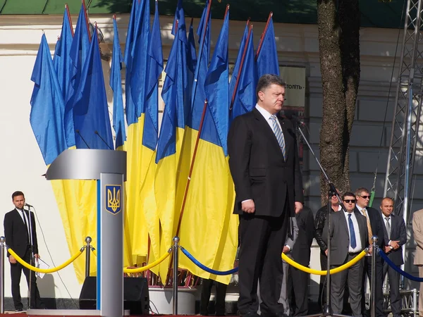 Президент Петр Порошенко в честь Дня Флага Украины — стоковое фото
