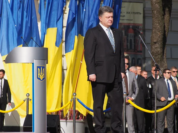 Πρόεδρε ΠΕΤΡΟ poroshenko προς τιμήν της ημέρας της σημαίας της Ουκρανίας — Φωτογραφία Αρχείου