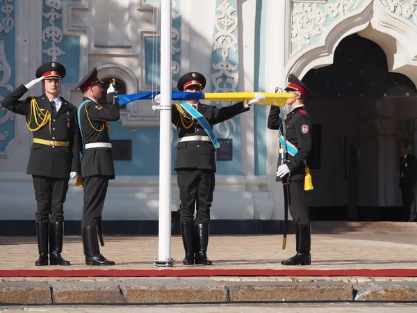 Officiell flagga för att höja ceremoni för att hedra flagga dagen i Ukraina — Stockfoto