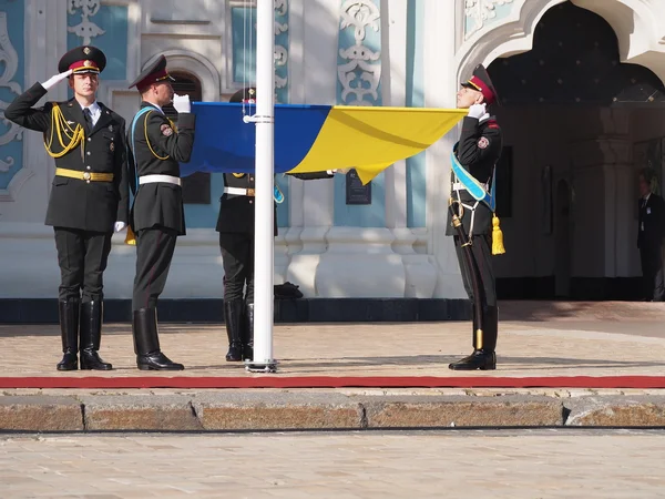 Officiell flagga för att höja ceremoni för att hedra flagga dagen i Ukraina — Stockfoto