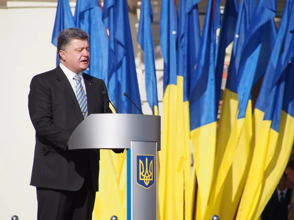 Президент-Петро Порошенко на честь дня прапор України — стокове фото