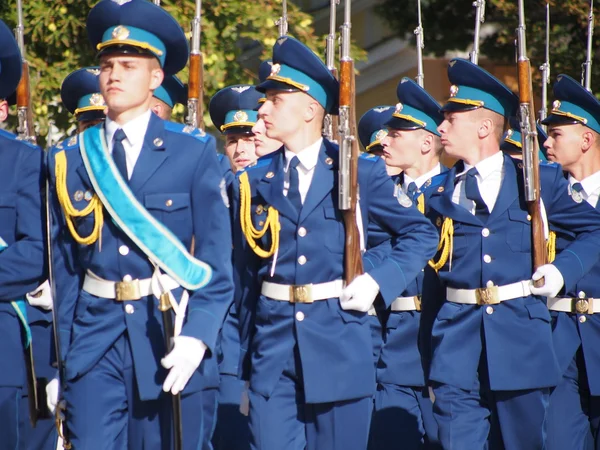 Officiële vlag-raising ceremonie ter ere van de dag van de vlag van Oekraïne — Stockfoto