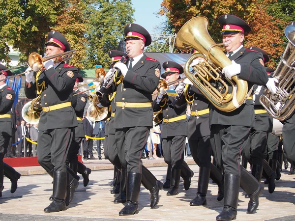 Hivatalos zászló-növelő ünnepség tiszteletére zászló nap, Ukrajna — Stock Fotó