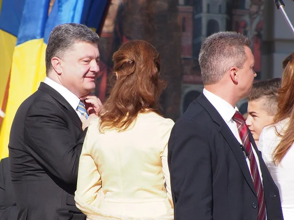 Ordförande petro poroshenko hedra flagga dagen i Ukraina — Stockfoto