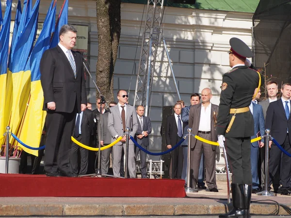 Prezydent petro Poroszenko na cześć dnia Flaga Ukrainy — Zdjęcie stockowe