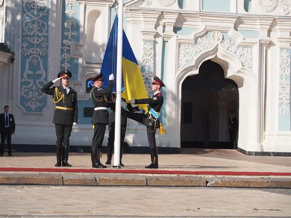 Raising the state flag of Ukraine — Stock Photo, Image