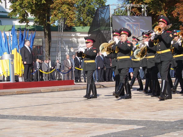 Offizielle Fahnenweihe zu Ehren des Flaggentages der Ukraine — Stockfoto