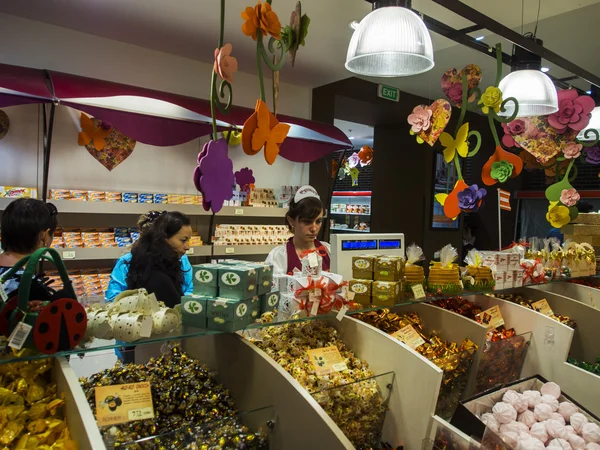 El servicio al cliente en la tienda Roshen — Foto de Stock