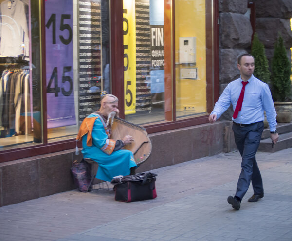 Человек, играющий на бандуре на Крещатике, Киев
