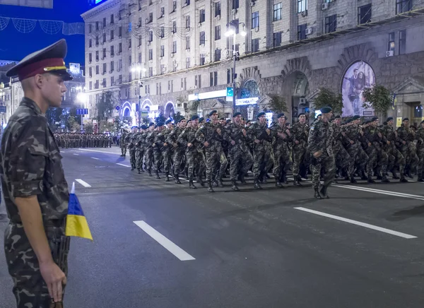 Militärparad i kiev inför självständighetsdagen — Stockfoto