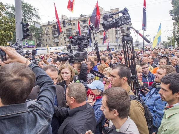 Demonstranten in de buurt van Ministerie van defensie van Oekraïne — Stockfoto