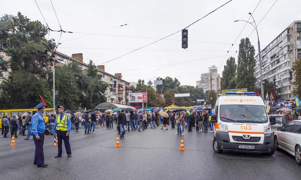 Demonstranter nära departement av försvar av Ukraina — Stockfoto