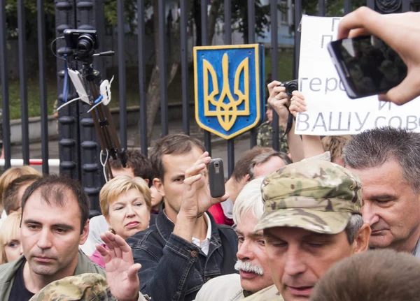 Demonstranten in de buurt van Ministerie van defensie van Oekraïne — Stockfoto