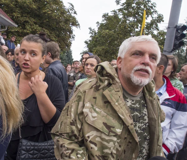 Demonstranten in de buurt van Ministerie van defensie van Oekraïne — Stockfoto