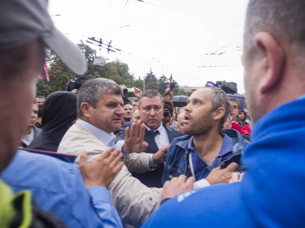 Demonstranten in de buurt van Ministerie van defensie van Oekraïne — Stockfoto