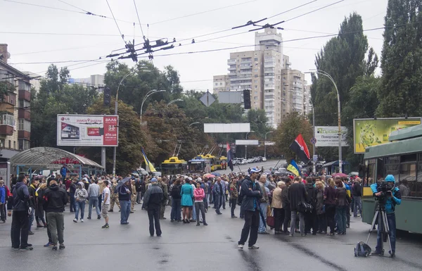 Demonstranten in de buurt van Ministerie van defensie van Oekraïne — Stockfoto