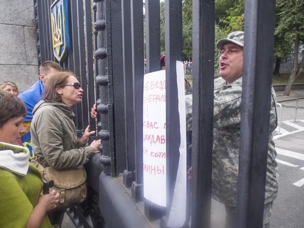 Protestujący w pobliżu Ministerstwo Obrony Ukrainy — Zdjęcie stockowe