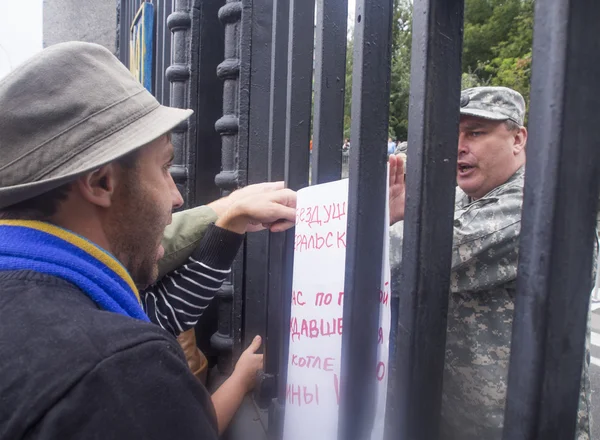 Demonstranten in der Nähe des ukrainischen Verteidigungsministeriums — Stockfoto