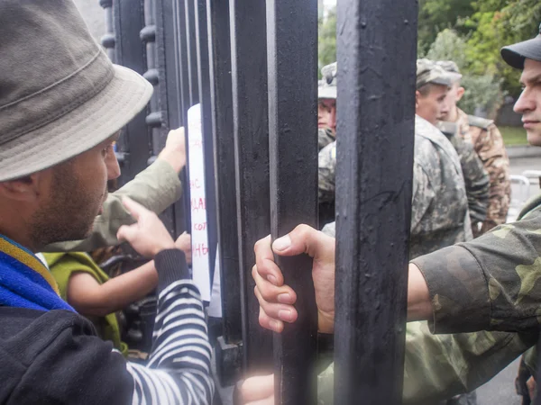 Demonstranten in der Nähe des ukrainischen Verteidigungsministeriums — Stockfoto