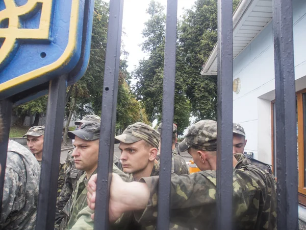 Demonstranter nära departement av försvar av Ukraina — Stockfoto