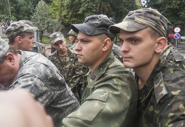 Demonstranten in der Nähe des ukrainischen Verteidigungsministeriums — Stockfoto