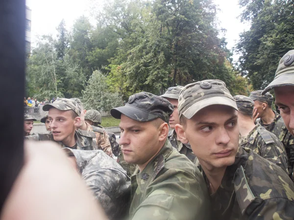 Demonstranten in der Nähe des ukrainischen Verteidigungsministeriums — Stockfoto