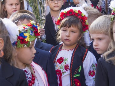 Birinci sınıf öğrencileri ortaöğretim okul no 6 boryspil, kiev region, Ukrayna--31 500 çocuk göçmenlerin donetsk ve lugansk bölgeler ve Rusya Kırım ilhak 1 Eylül Ukrayna'nın diğer bölgelerinde okudum.