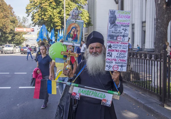 Para Verkhovna Rada em Kiev guilhotina arrastada — Fotografia de Stock