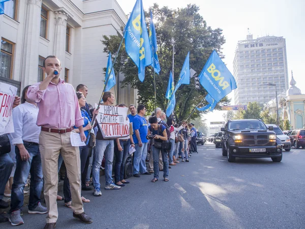 To Verkhovna Rada in Kiev dragged guillotine — Stock Photo, Image