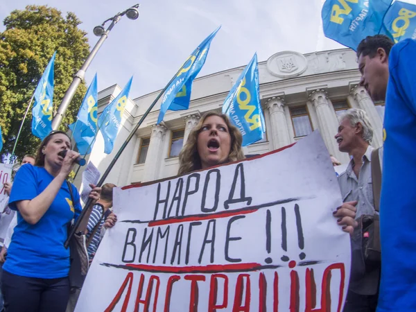 В Верховную Раду в Киеве волокли гильотину — стоковое фото