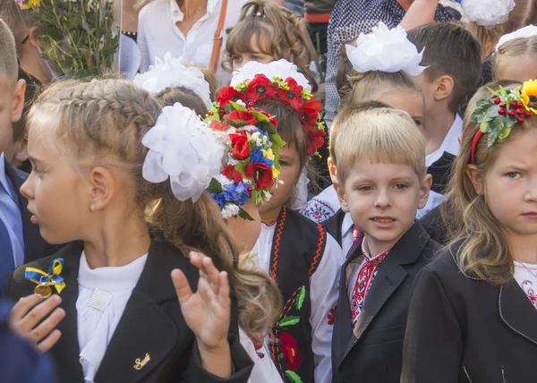 1年生中等学校ない ボルィースピリ キエフ地域 ウクライナ 500 ドネツクとルガンスク地域やロシアからの移住者の子供 クリミア半島を併合した 日にウクライナの他の地域で学校に行って — ストック写真