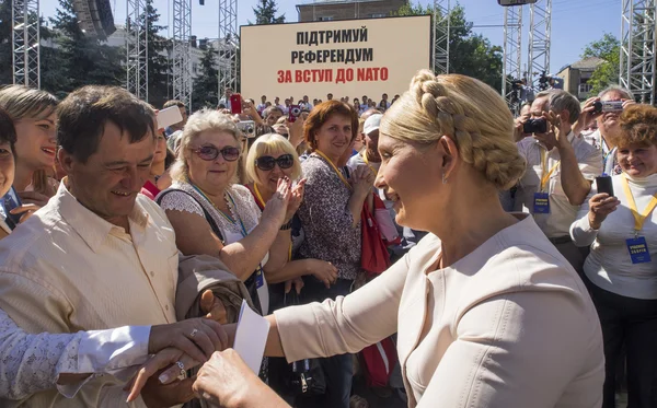 Yulia Tymoshenko's party  collecting signatures — Stock Photo, Image